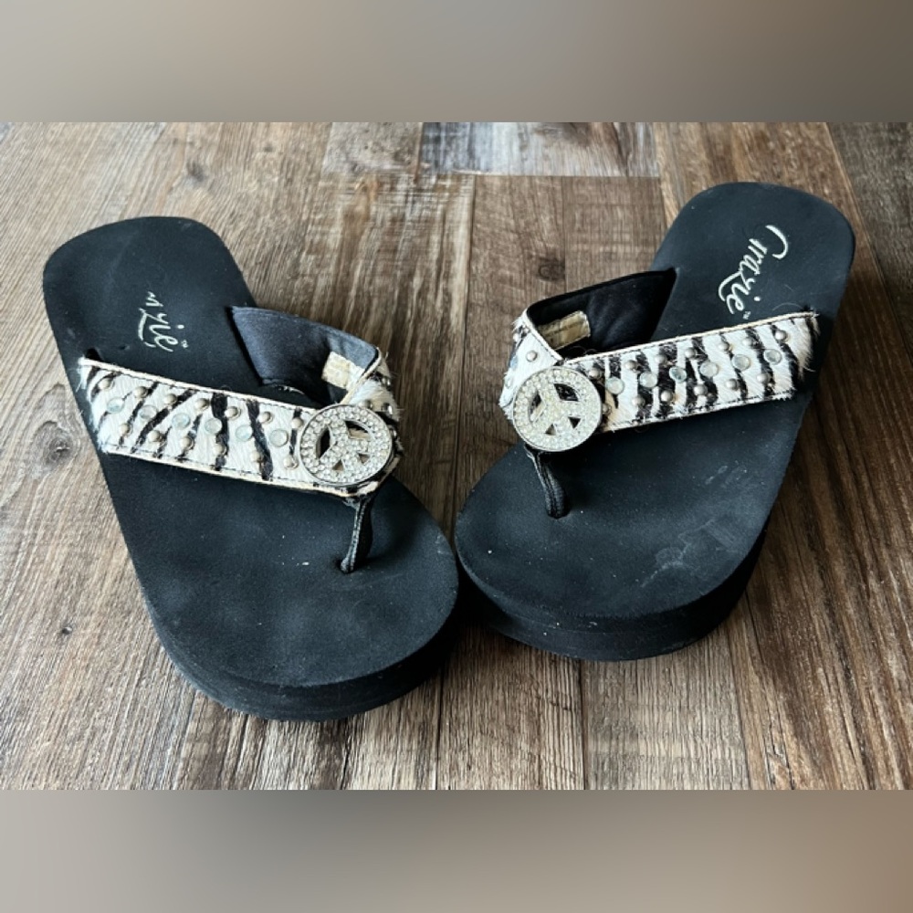 Preowned Grazie wedge heel sandal. Size 6